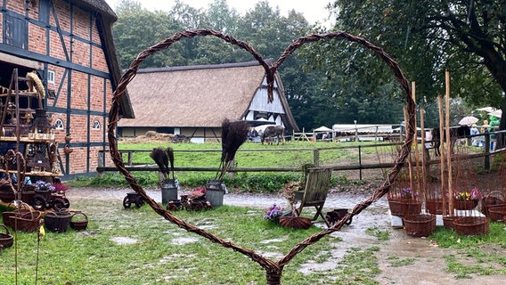 Ein aus Weidenzweigen geflochtenes Herz © NDR Foto: Torsten Creutzburg