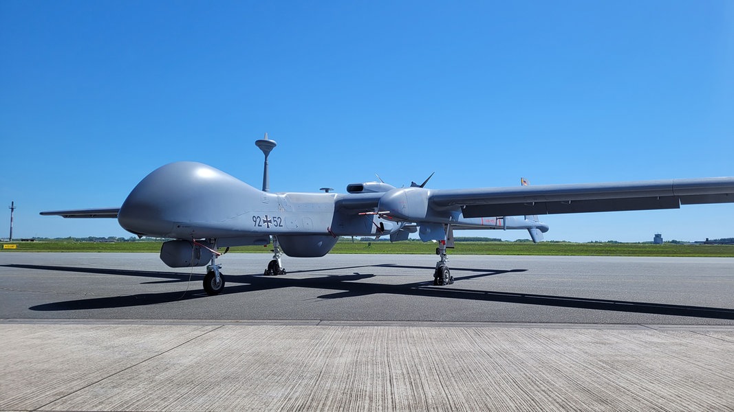 Eine Drohne vom Typ German Heron TP der Bundeswehr steht auf dem Gelände des Militärflughafens in Jagel.