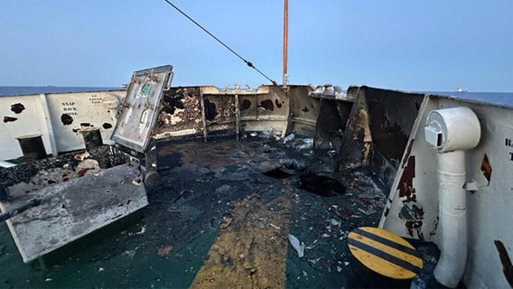 Nachwirkungen des Angriffs auf ein ziviles Schiff mit humanitärer Hilfe für Gaza, das am 2. Mai 2025 während der Fahrt in internationalen Gewässern nahe der Insel Malta von einer Drohne angegriffen und beschädigt wurde. © picture alliance / Anadolu | Freedom Flotilla Coalition / Handout 