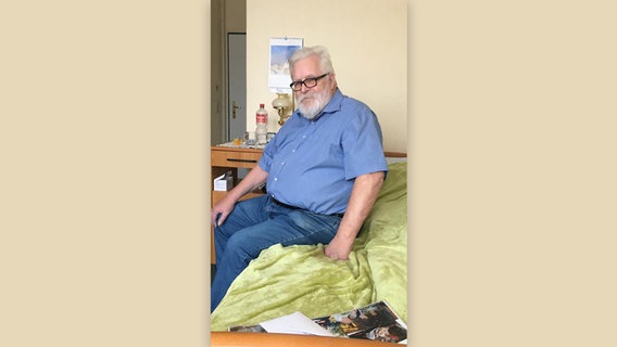 Verstorbener Bruder von Hartmut Feddersen,  Manfred Feddersen, sitzt auf einem Bett in einem Zimmer an seinem 80. Geburtstag. © NDR Foto: Johannes Tran