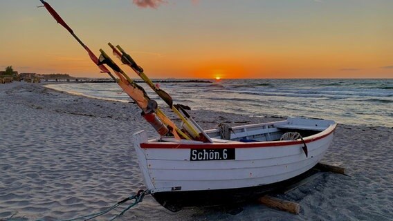 Sonnenuntergang am Strand, ein Boot liegt an Land © Manfred Gunkel-Willms Foto: Manfred Gunkel-Willms