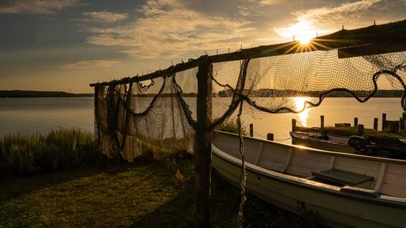 Fischernetze und ein Boot vor der Abendsonne an einem Fluss © Monika Bergatt-Baasch Foto: Monika Bergatt-Baasch