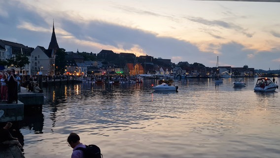 Der Flensburger Hafen am Abend; die letzten Sonnenstrahlen spiegeln sich im Wasser. © Folke Jensen Foto: Folke Jensen