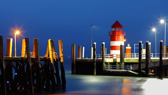 Kleiner Leuchtturm am Wyker Hafen zur blauen Stunde © Astrid Zierke Foto: Astrid Zierke