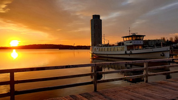 Vor dem Wikingturm in Schleswig ein altes Boot am Steg. © Karl-Heinz Mißfeldt Foto: Karl-Heinz Mißfeldt