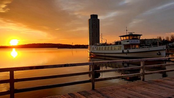 Vor dem Wikingturm in Schleswig ein altes Boot am Steg. © Karl-Heinz Mißfeldt Foto: Karl-Heinz Mißfeldt