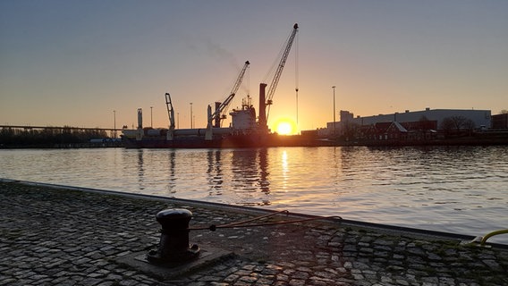 Hafen des Nord-Ostsee-Kanals beim Sonnenaufgang © Marita Volkmann Foto: Marita Volkmann