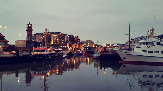 Der Hafen von Büsum in der Abenddämmerung. © Dennis Brüßler Foto: Dennis Brüßler