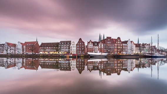 Häuserzeile an der Untertrave in Lübeck unter einem bunten Himmel. © Birgit Roth Foto: Birgit Roth