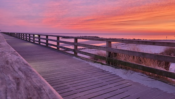 Sonnenaufgang an der Seebrücke Schönberger Strand. © Thorsten Schneekloth Foto: Thorsten Schneekloth