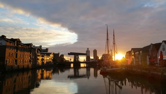 Sonnenuntergang über dem Husumer Hafen. © Katrin Jungnickel Foto: Katrin Jungnickel