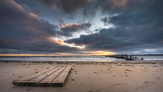 Angespülte Bretter am Strand der Ostsee nach einem Sturm und hohen Wellen. © Michael Adelhardt Foto: Michael Adelhardt