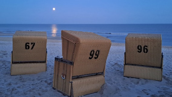 Strandkörbe bei Nacht am Strand. © Michael Fugmann Foto: Michael Fugmann