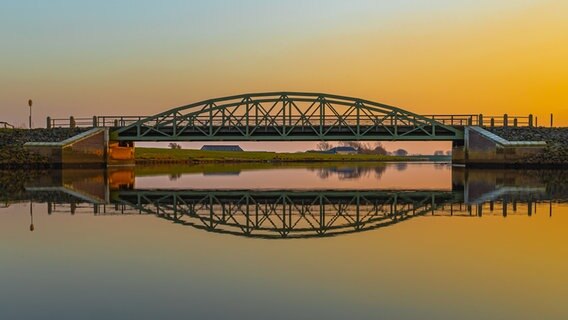 Eine Brücke im Abendlicht spiegelt sich im Wasser. © Peter Kuhr Foto: Peter Kuhr