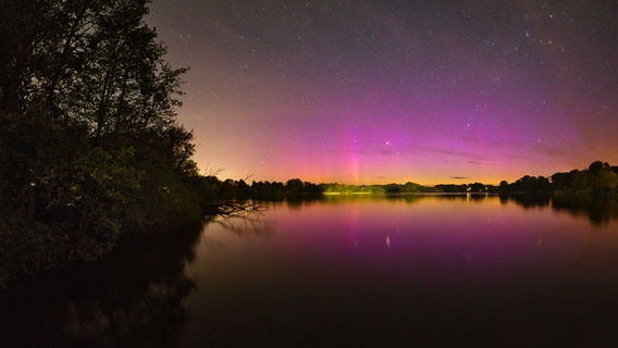 Polarlichter über dem Eutiner See. © Ralf-Georg Janke Foto: Ralf-Georg Janke