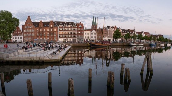 Viele Lübecker sitzen am Abend an der Untertrave. © Andreas Brammer Foto: Andreas Brammer