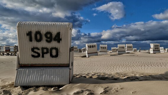 Strandkörbe stehen am Meer. © Achim Otto Foto: Achim Otto