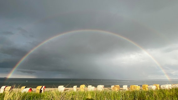 Regenbogen über dem Wasser an der Küste von Haffkrug. © Jörg Kröcher Foto: Jörg Kröcher