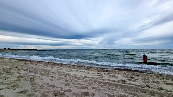 Über dem Strand von Heiligenhafen an der Ostsee sieht man viele Wolken. © Annabelle Schomann Foto: Annabelle Schomann