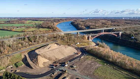 Die Bauarbeiten der Levensau Hochbrücke aus der Seitenansicht.  Foto: Kevin Bieler