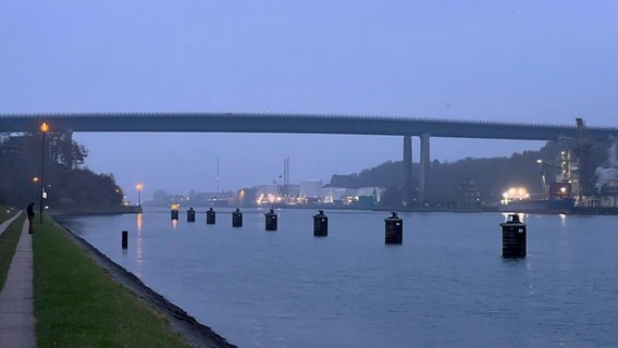 Auf der Holtenauer Hochbrücke in Kiel fahren keine Autos, da sie wegen einer Kollision gesperrt ist. © Daniel Friederichs Foto: Daniel Friederichs