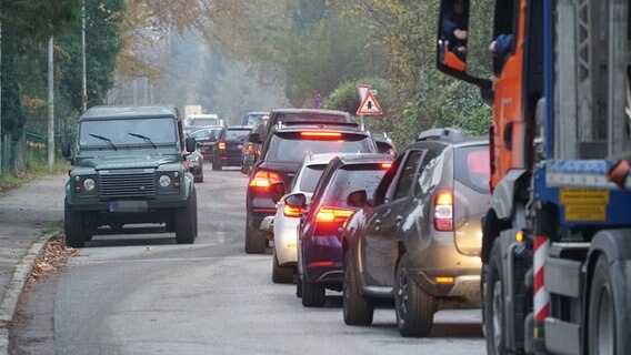 Aufgrund der Vollsperrung beider Nord-Ostsee-Kanal-Brücken staut sich der Autoverkehr. © Daniel Friederichs Foto: Daniel Friederichs