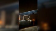 Ein Schwimmkran kollidiert bei Dunkelheit mit Holtenauer Hochbrücke in Kiel. © Chrystian Rudnik 