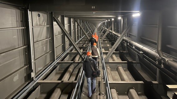 Verkehrsminister Madsen und Begleitung im Hohlkasten der Holtenauer Hochbrücken. © NDR Foto: Christian Nagel