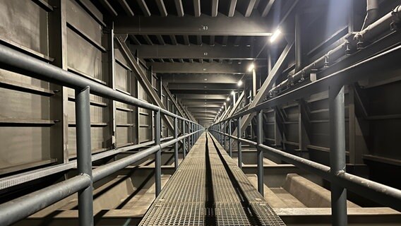 Der Steg im Inneren der Holtenauer Hochbrücke. © NDR Foto: Christian Nagel