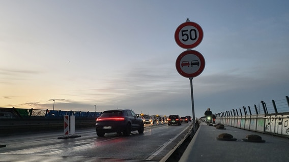 Mehrere Autos fahren über eine einspurig befahrbare Brücke. © NDR Foto: Carsten Salzwedel