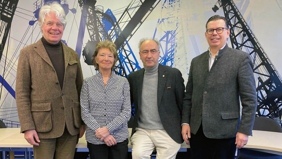 Vier Personen posieren für ein Foto Vier Personen posieren für ein Foto © Hochschulrat der Hochschule Flensburg Foto: Hochschulrat der Hochschule Flensburg