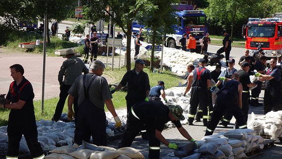 Feuerwehr, THW und Helfer stapeln Sandsäcke zum Schutz gegen das Hochwasser in Lauenburg © NDR Foto: Maja Bahtijarevic