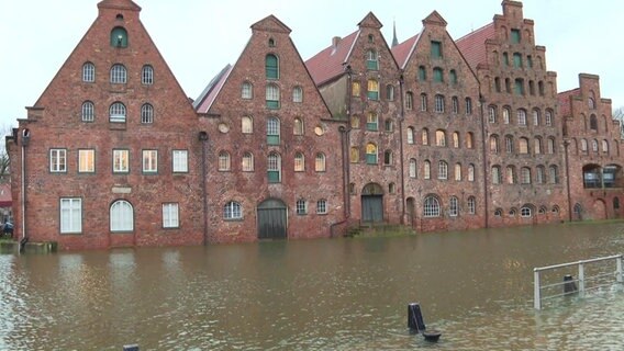 Die Salzspeicher in Lübeck stehen bereits im Wasser © Tele News Network 