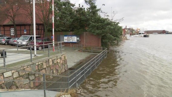 In Lauenburg hat die Elbe bereits die Höhe einiger Geländer erreicht. © NDR Foto: NDR Screenshot