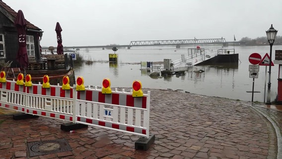In Lauenburg sind bereits einige Straßen an der Elbe überflutet. © NEWS5 