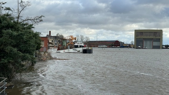 Eine Überschwemmung in der Stadt Lauenburg © NDR Foto: Tobias Gellert
