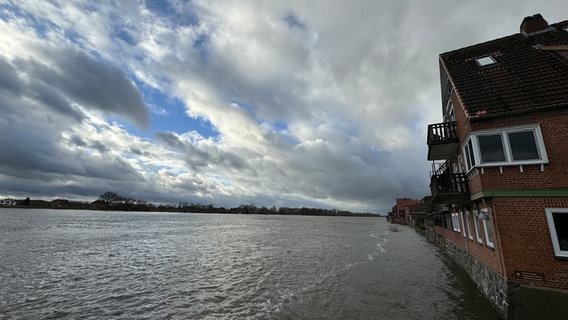 In Lauenburg stehen einige Häuser nah an der hochstehenden Elbe © NDR Foto: Tobias Gellert