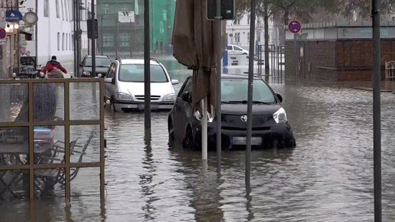 Einige Kleinwagen stehen bis zum Kennzeichen tief im Wasser. © NonstopNews 