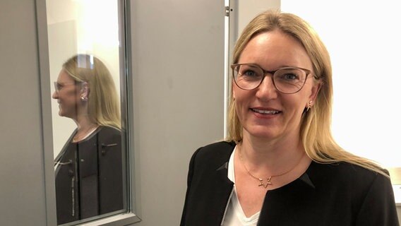Claudia Brömel, Hörakustik-Meisterin, Pädakustikerin und Dozentin an der Akademie für Hörakustik in Lübeck. Claudia Brömel, Hörakustik-Meisterin, Pädakustikerin und Dozentin an der Akademie für Hörakustik in Lübeck. © NDR Foto: NDR