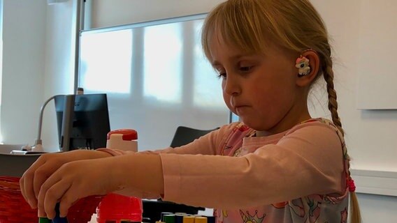 Lotta Seidenberg, 5 Jahre, trägt links ein Hörgerät seit sie 5 Monate alt ist. © NDR Foto: NDR