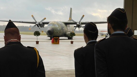 Die Luftwaffe der Bundeswehr verabschiedet das nun ausgediente Transall-Geschwader. © NDR Foto: Christian Wolf