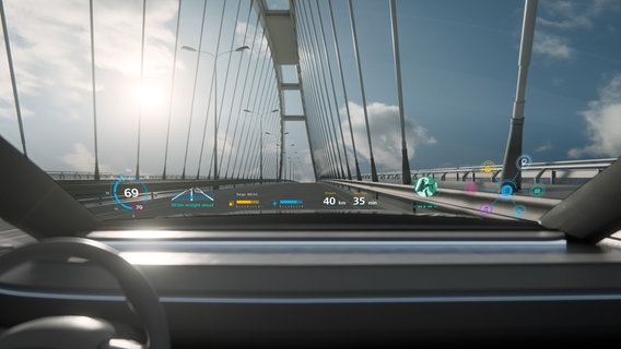 Windschutzscheibe eines Auto auf der holografisch verschiedene Anzeigen in bunten Farben dargestellt ist. © tesa SE. Alle Rechte vorbehalten 