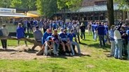 Kiel: Holstein-Fans versammeln sich in der Forstbaumschule. © NDR Foto: Andrea Schmidt