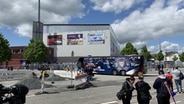 Der Mannschaftsbus von Holstein Kiel kommt am Stadion an. © NDR Foto: Samir Chawki