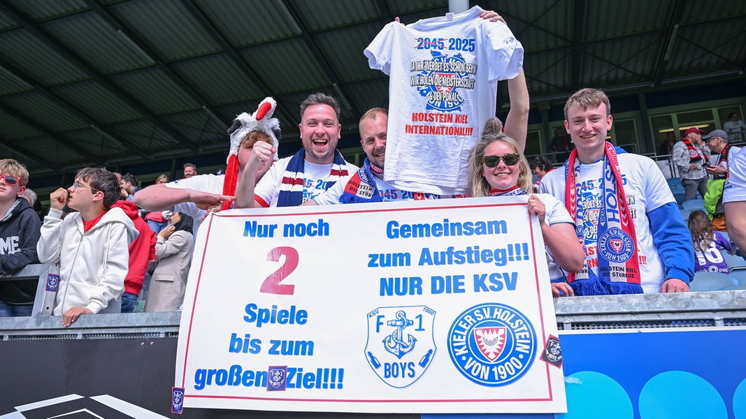 Fans von Holstein Kiel mit einem T-Shirt Holstein Kiel international