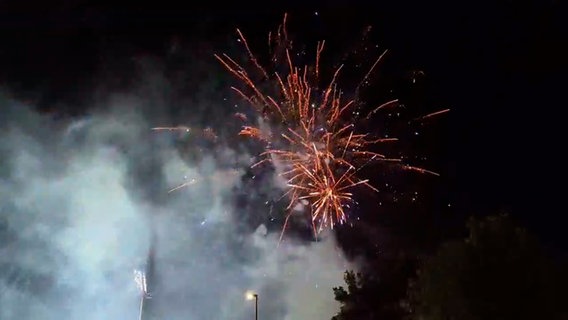 Über dem holsteinstadion wird ein Feuerwerk gezündet © NDR Foto: NDR Screenshot