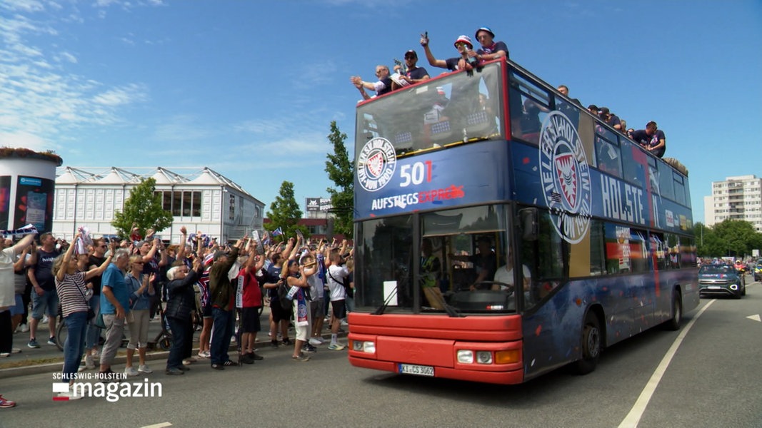 Ein Bus der Mannschaft Holstein Kiel fährt durch die Kieler Innenstadt
