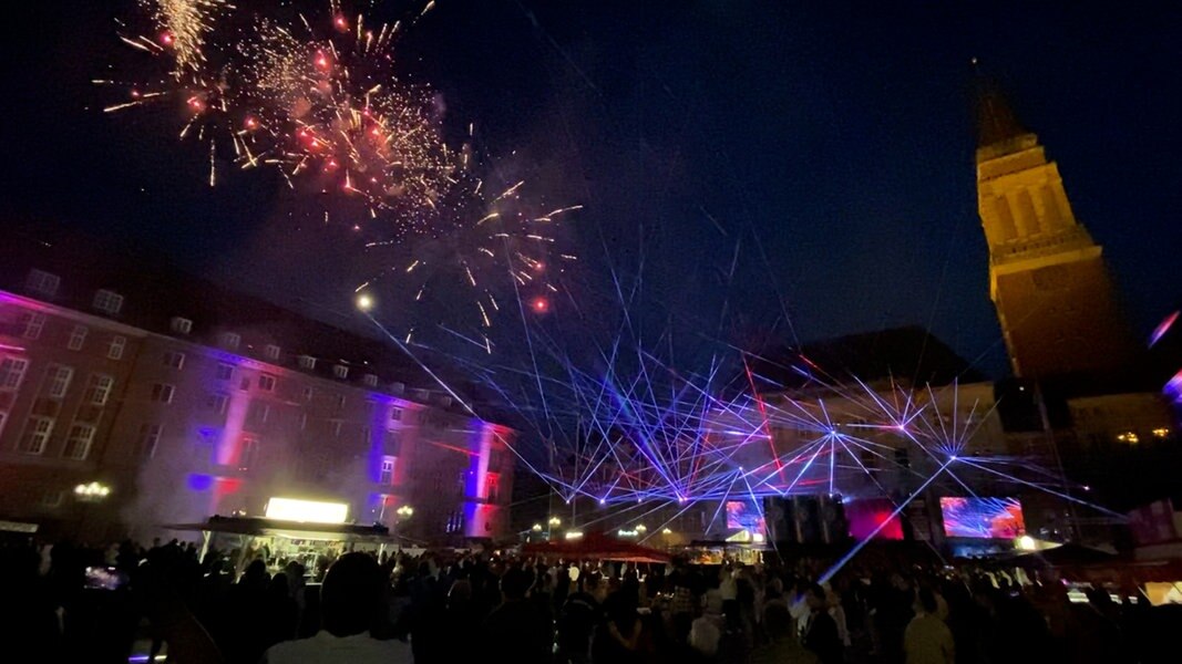 Ein Feuerwerk über dem Rathausmarkt in Kiel
