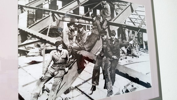 Ein altes schwarz-weiß Foto zeigt Bauarbeiter beim Errichten der Holstenhallen in Neumünster. © NDR Foto: Cassandra jane Arden