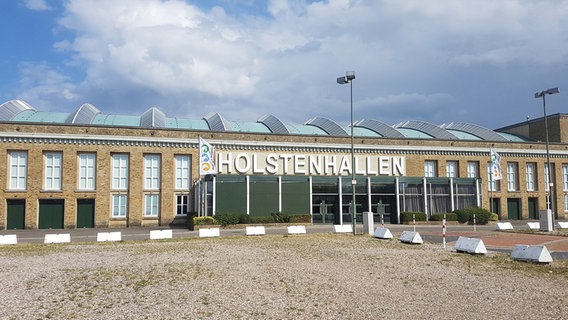 Außenansicht der Holstenhallen samt Schriftzug an der Fassade. © NDR Foto: Cassandra jane Arden